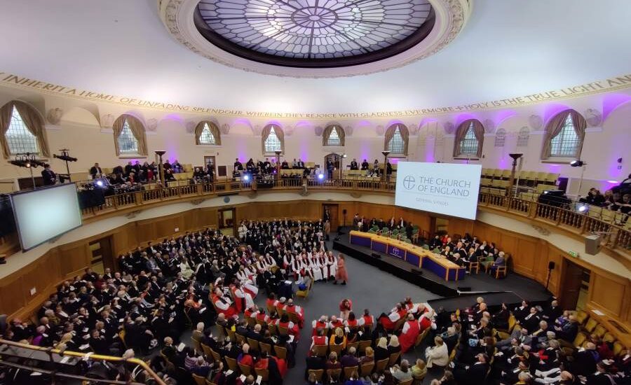 Hundreds gathered in synod chamber for a General Synod meeting.