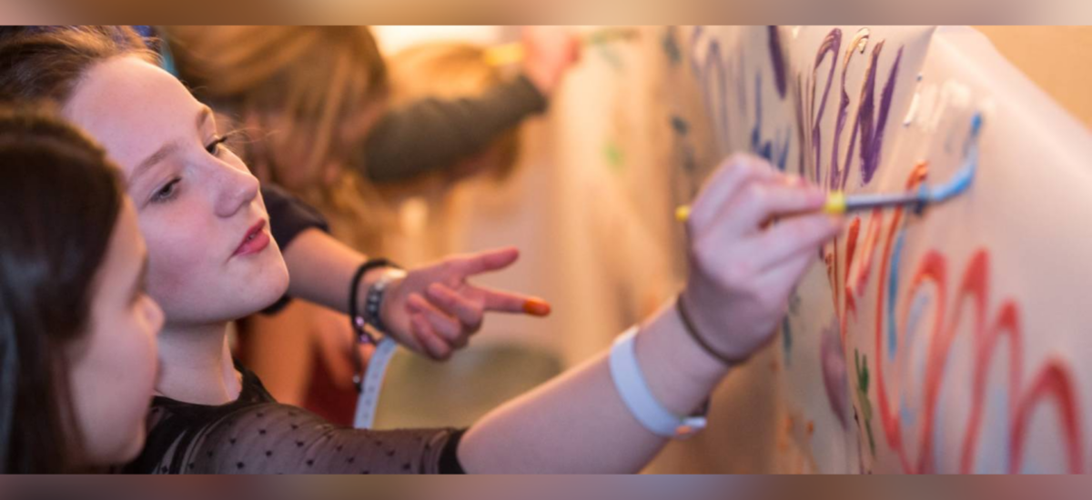 children painting