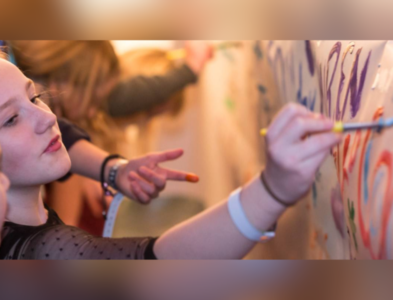 children painting